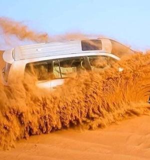 SUV projíždějící písečným polem