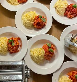 stůl s bílými talíři jídla