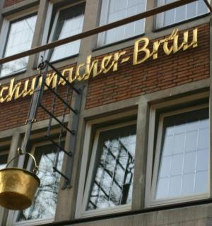 建筑物侧面的带有铃铛的标志