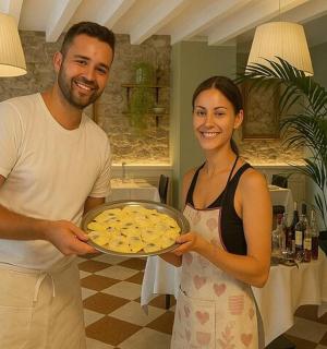 一名男子和一名女子拿着一盘食物