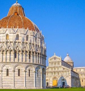 斜塔和大教堂的照片