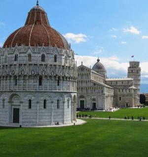 gambar menara condong katedral