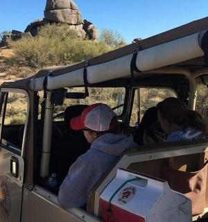 一群人乘坐一辆吉普车