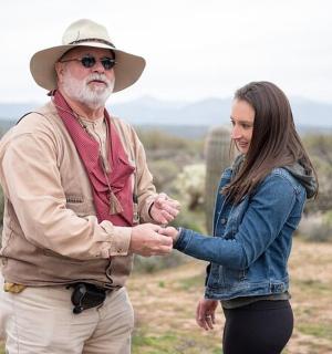 一男一女在田野里手牵着手