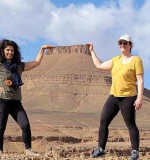 dvě ženy stojící před hromadou písku