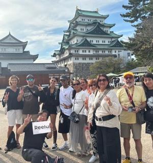un grup de persones dempeus davant d'un edifici