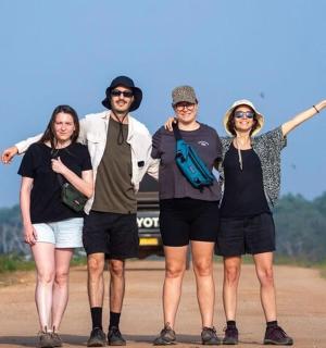 一群人站在土路上