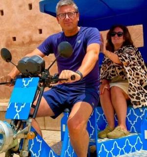 muž a žena sedící na skútru