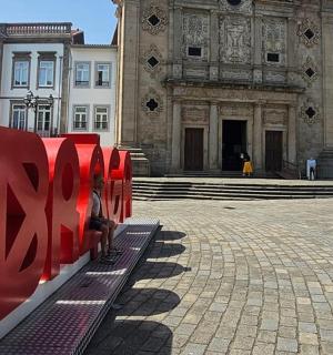 建筑物前的红色长椅