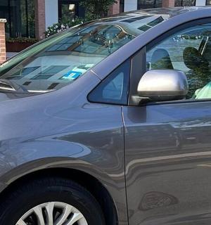 ein graues Auto auf einem Parkplatz geparkt