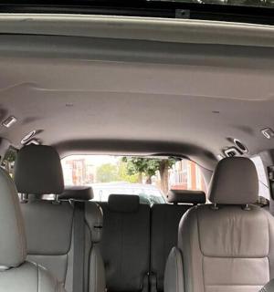 ein Blick auf die Rückseite eines Autos mit den Rücksitzen