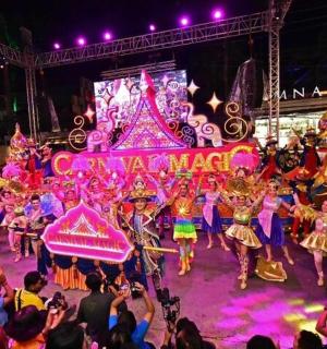 一群人在狂欢节前跳舞