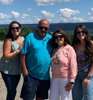 一群人在路上摆姿势拍照