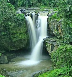 vodopád uprostřed řeky