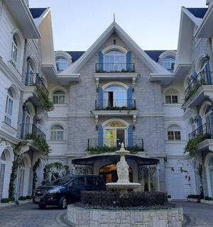 一座前面有喷泉的大楼