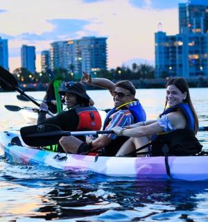 un grup de persones en un caiac a l'aigua