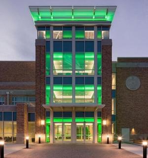 budova se zelenými světly na boku