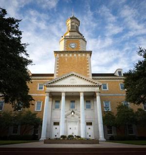 budova s hodinovou věží na vrcholu