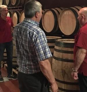 一群男人站在一个摆满桶的房间里