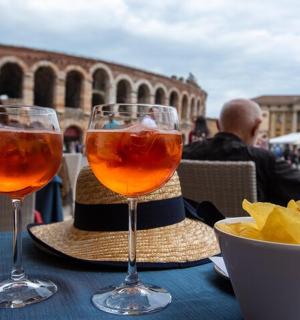 桌子上放着两个酒杯和一碗薯片