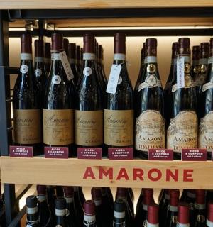 hromada lahví vína na poličce