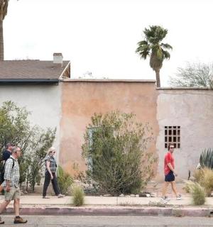 一群人走在街上