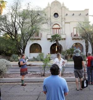 一群人站在一栋建筑物前