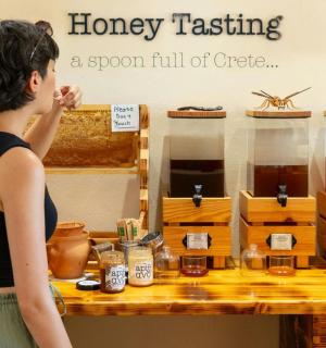 一位女士站在柜台前，手里拿着一杯咖啡