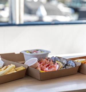 שולחן ועליו קופסאות אוכל ושתייה