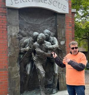 一名男子站在雕像前