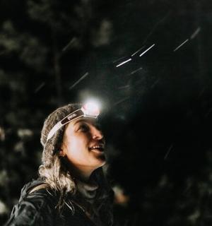 žena se světlem na hlavě