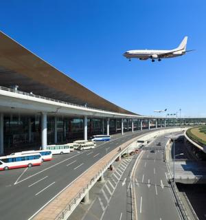 Letadlo letí nad dálnicí s letištěm