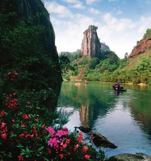 一群人在河上的船上，河上有鲜花