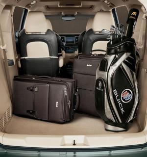 otevřený kufr auta se zavazadly v něm