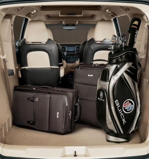 打开的汽车后备箱，里面有行李