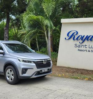 stříbrné SUV zaparkované před cedulí