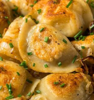 一盘意大利面配饺子和葱