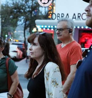 一群人站在城市街道上