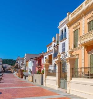 ulice ve městě s budovami