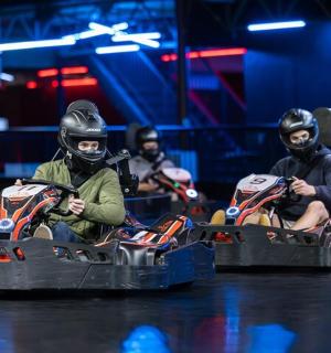 一群人骑着玩具摩托车