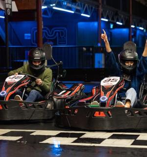 两个人骑着碰碰车