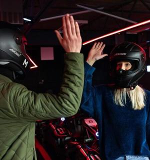 两个戴着头盔的人互相击掌