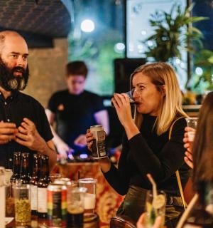 一群人坐在酒吧喝酒