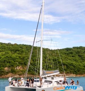 loď s lidmi na vodě