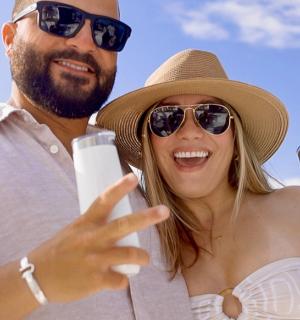 muž a žena držící mobilní telefon