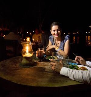 ein Mann und eine Frau sitzen an einem Tisch