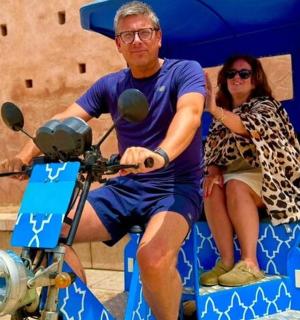 一名男子和一名女子坐在摩托车上