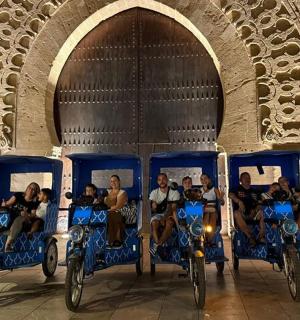 一群人乘坐电车