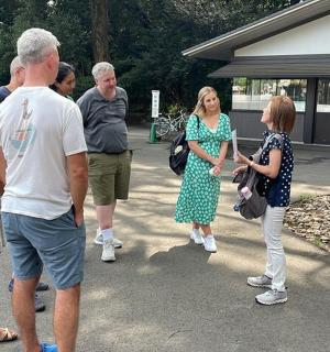 一群人站在建筑物外面