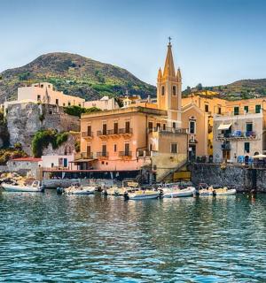 一群船停在有建筑物的水域中